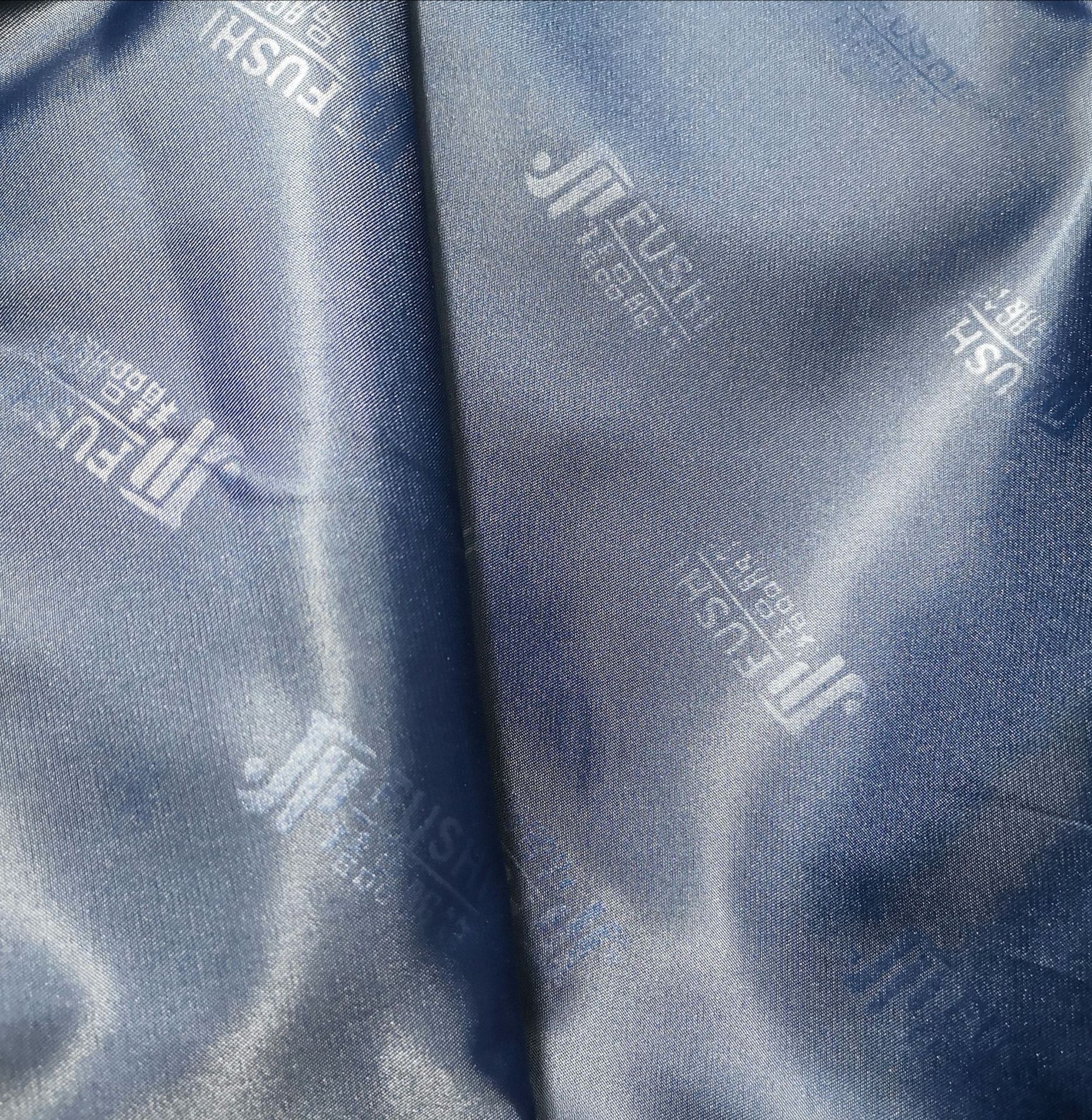 现货压花轧花舒美绸 精品服饰字样里布 全涤250t斜纹绸服装布料