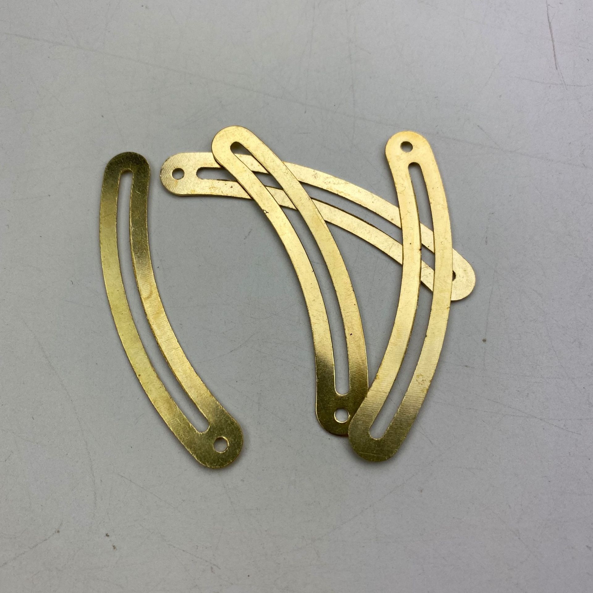 弯曲的木质酒盒月亮铁片