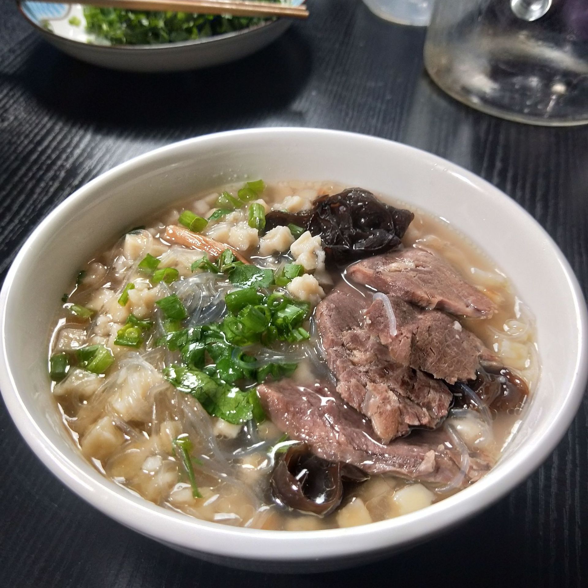 结合现代化的蒸煮,包装,杀菌,锁鲜技术,研发出了"保鲜牛羊肉泡馍"产品