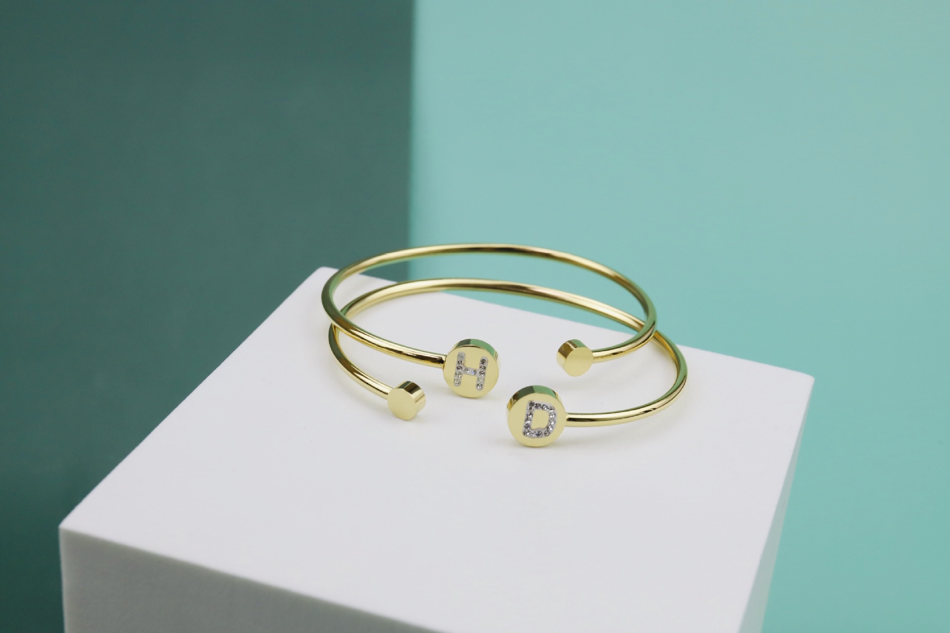 2021时尚女士手镯 圆片字母泥钻记忆手环镯子 不锈钢c形开口手镯