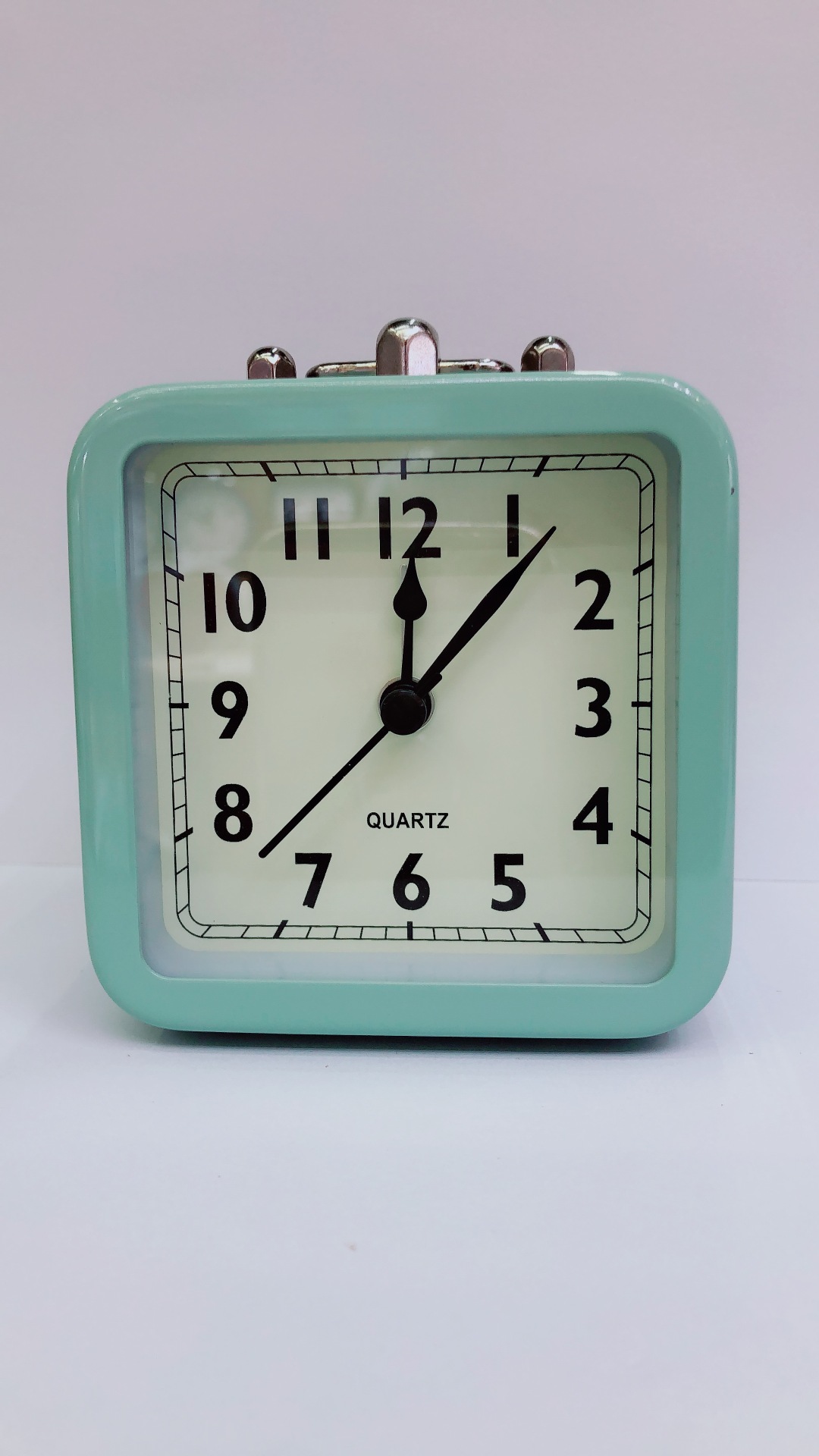 3寸四方形时尚现代简约清楚闹钟书房儿童礼品钟超静音夜光摆钟