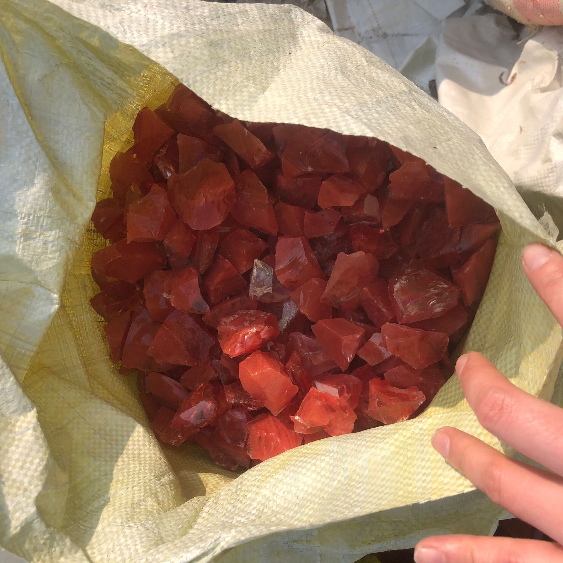 扩香石西瓜红熔炼碎石原石几何形状水晶石工艺品摆件