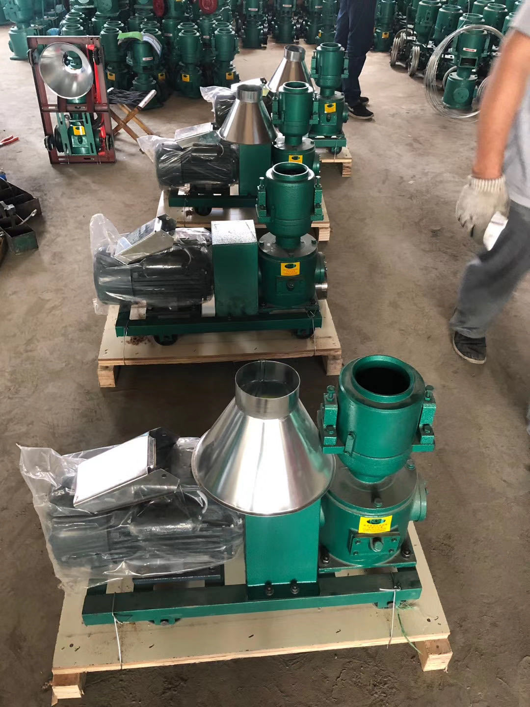 玉米秸秆饲料颗粒机 牛羊饲料柴油造粒机 养殖饲料颗粒机图片