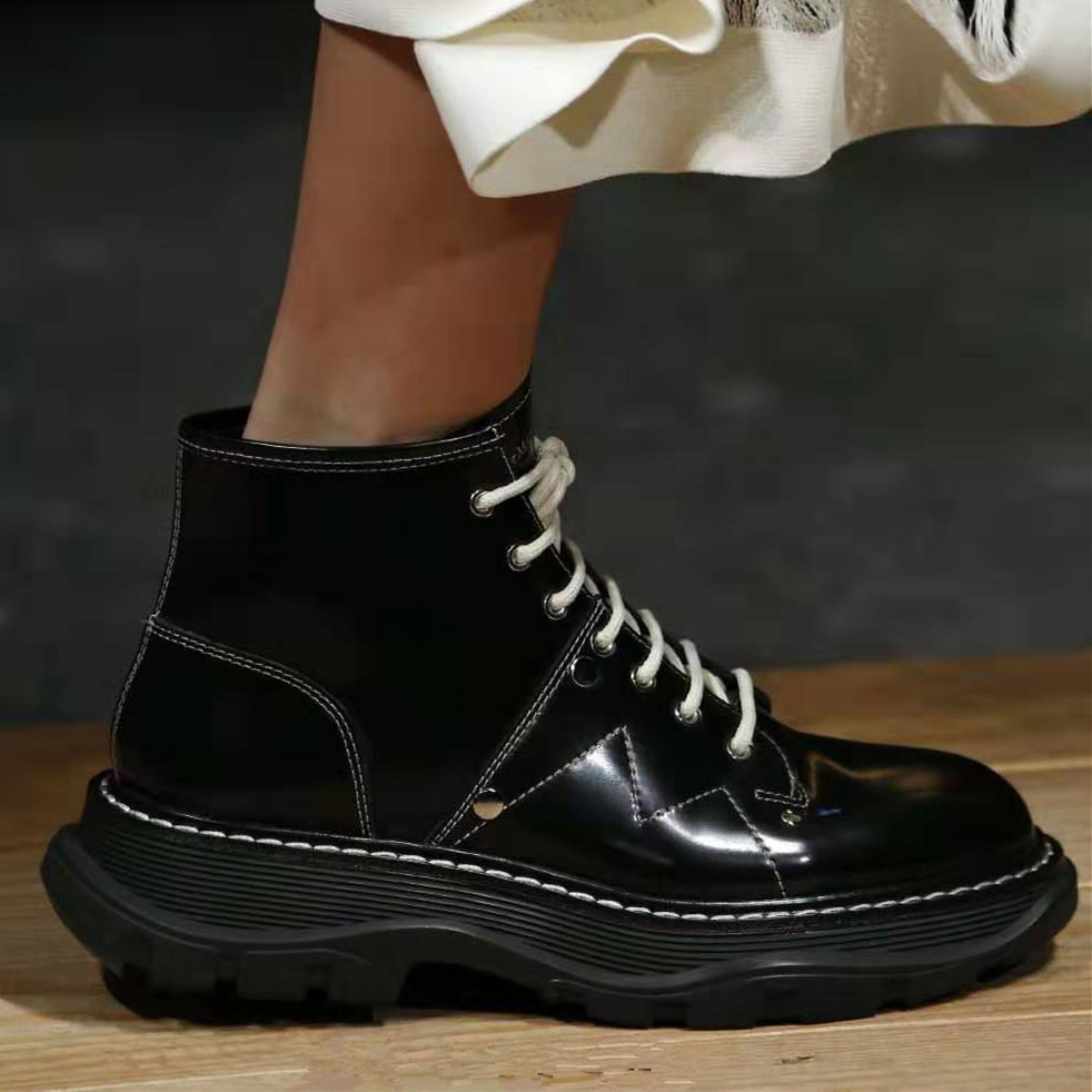 帅气厚底马丁靴女2019冬天新款英伦风麦昆系带铆钉机车靴短靴女潮