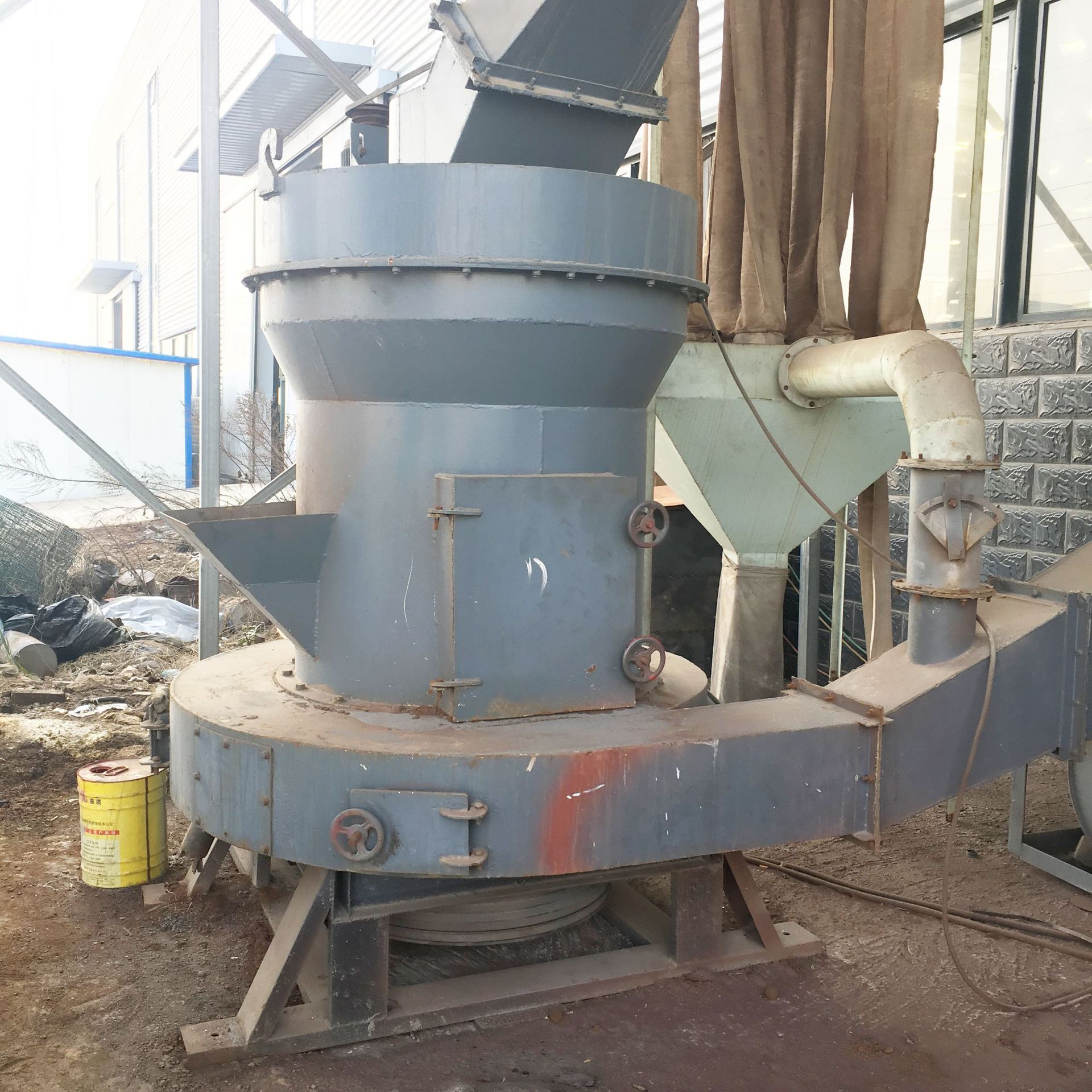 高压悬辊石灰石雷蒙磨粉机 膨润土超细雷蒙磨 大型重晶石磨粉机