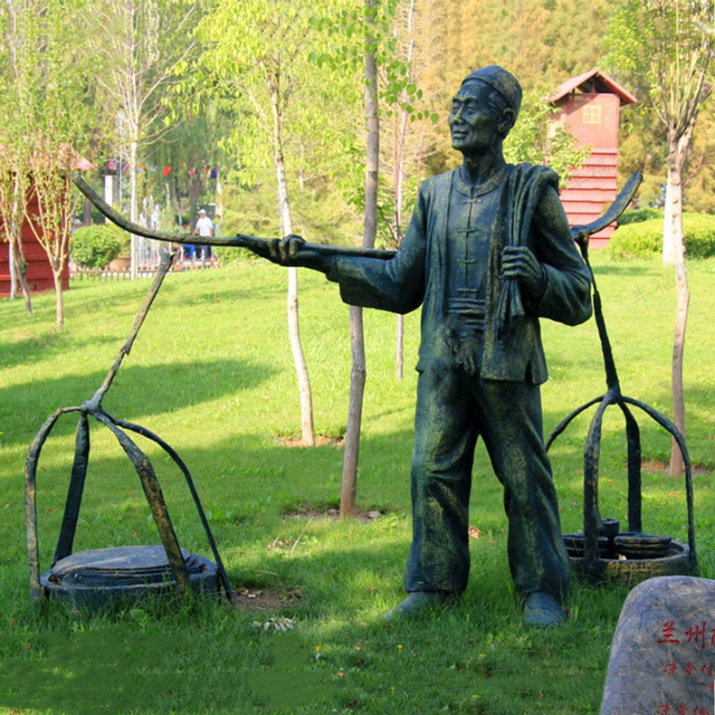 挑担挑箩筐铜人物雕塑,公园古代挑扁担人物铜像,步行街商贩铜雕