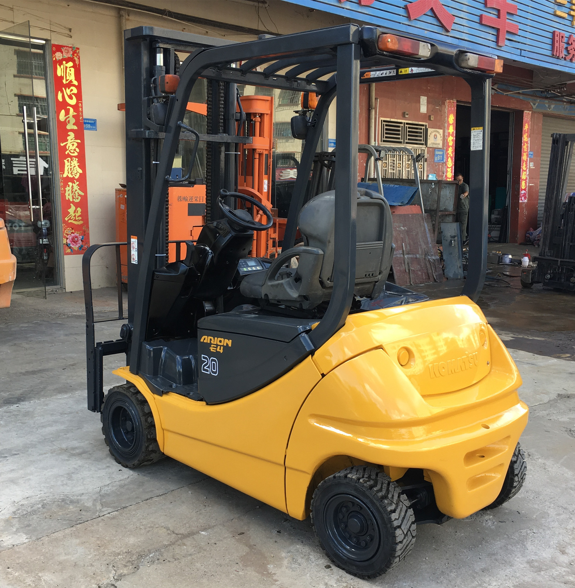 2吨komatsu平衡重式电瓶叉车租赁 电动叉车 2吨坐式电动叉车