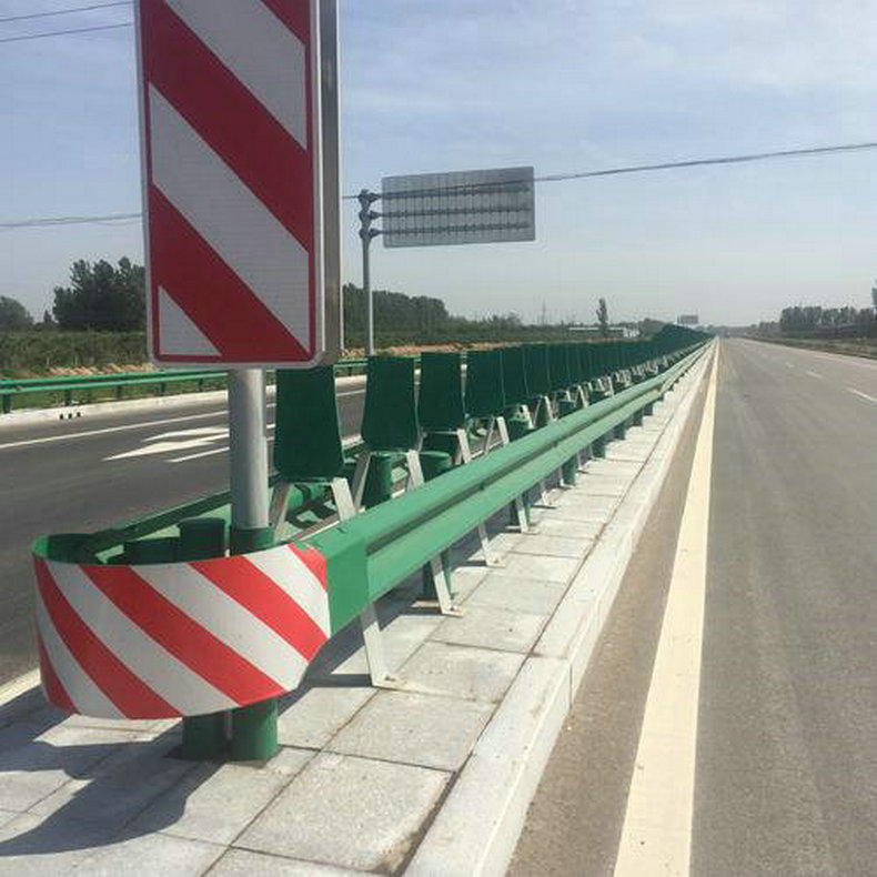 现货直销喷塑波形护栏板 高架隔离波形护栏板 防撞波形护栏板