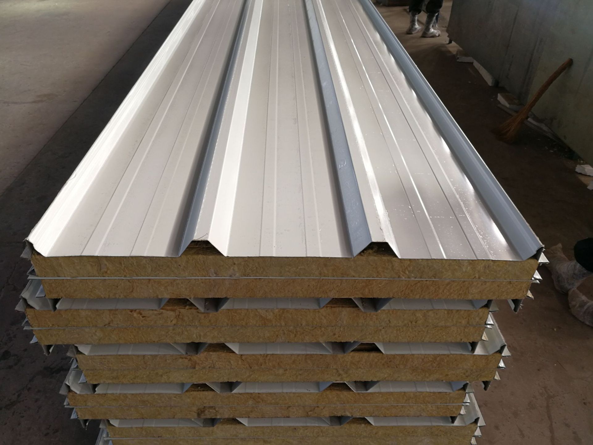 厂家供应防火阻燃岩棉彩钢夹芯板 夹心屋面彩钢板复合板屋面保温