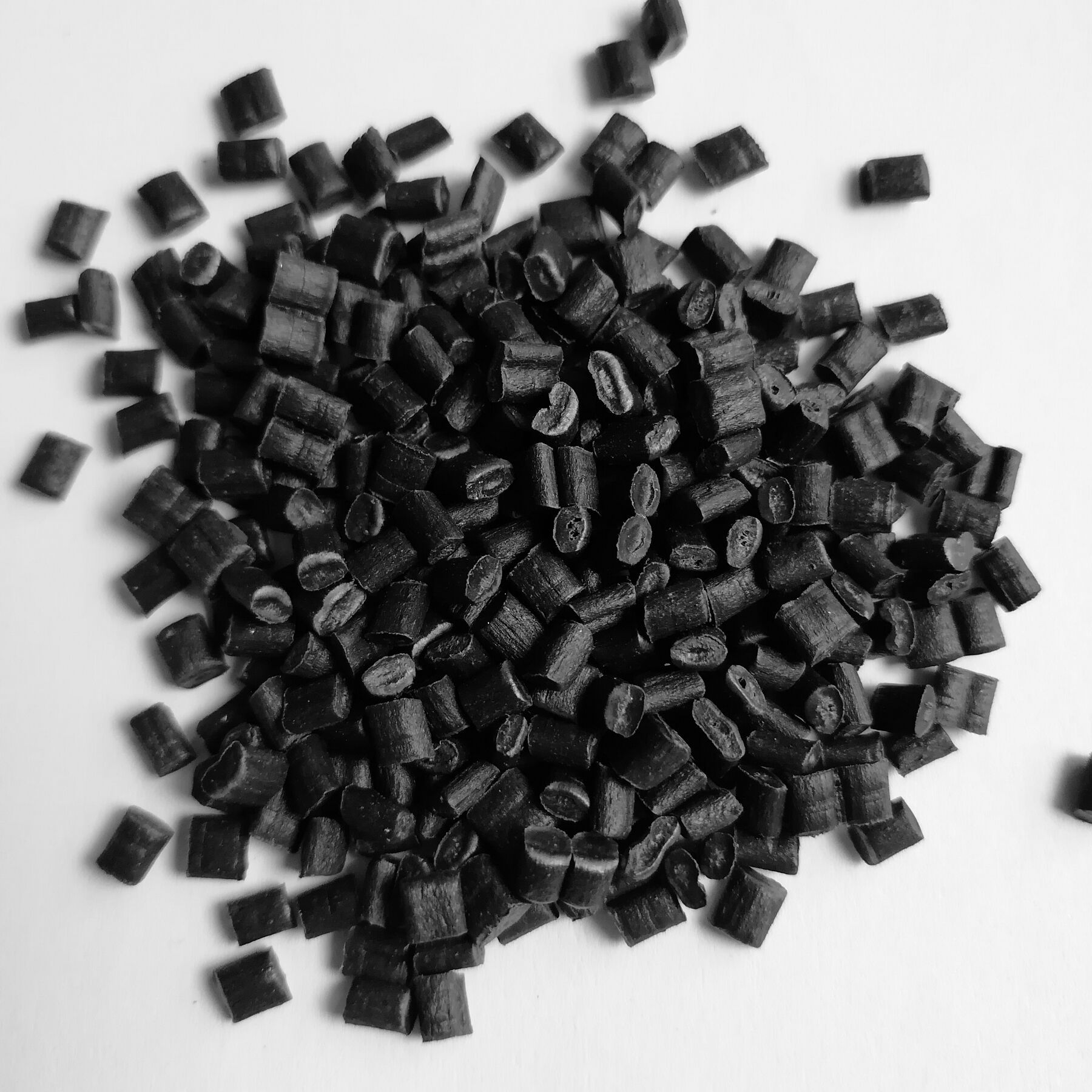 销售30目pp pe复合纸浆料 进口纸厂料黑色再生塑料颗粒 头盔用料