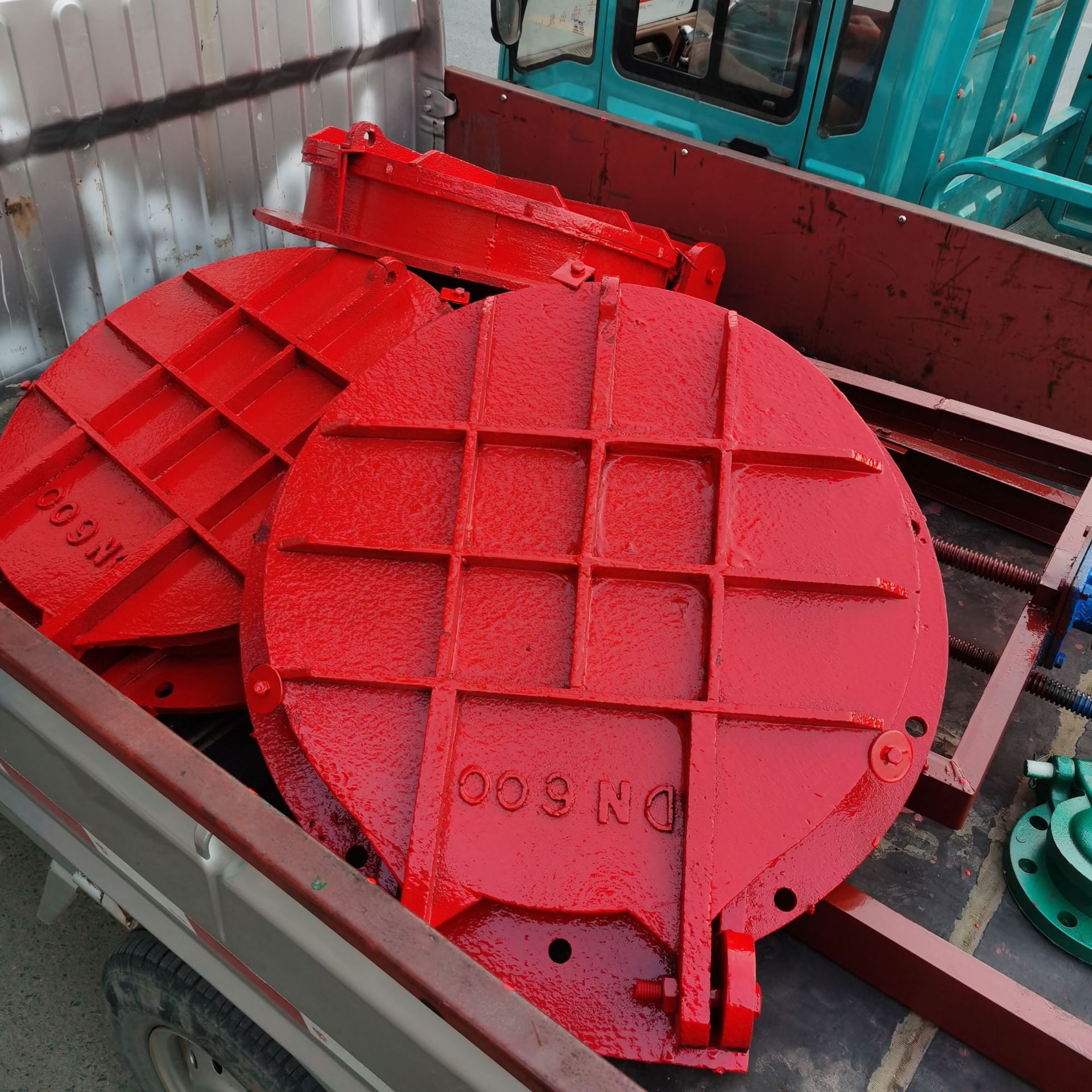 2020新型圆形铸铁拍门dn150~dn1500浮箱式污水万江水利现货供应