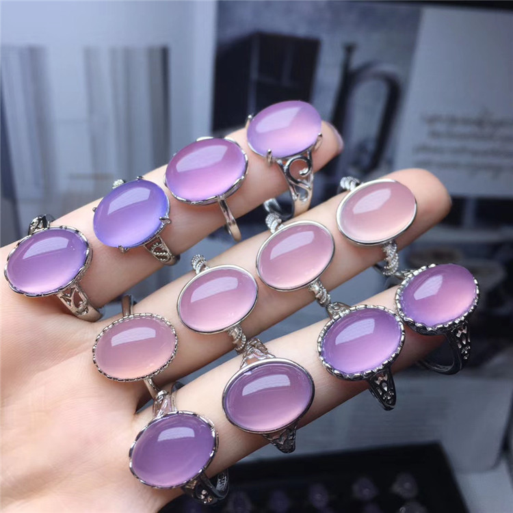 天然粉紫玉髓镶嵌戒指 晶体通透起荧光直播跑量款玛瑙女戒批发