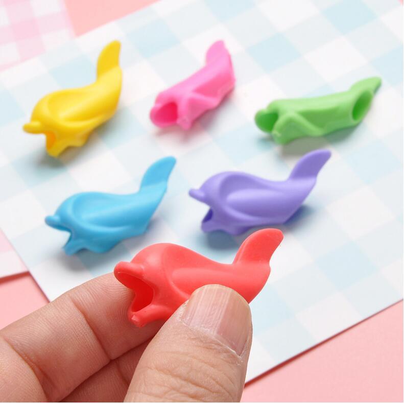 厂家直销创意文具硅胶小鱼握笔器环保儿童学生铅笔写字握笔矫正器