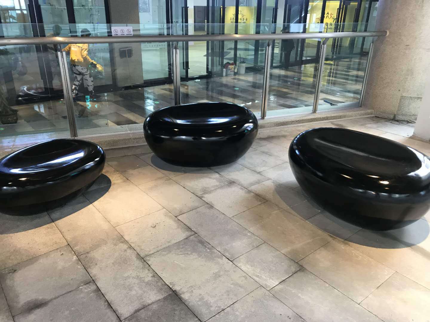 玻璃钢豌豆休闲椅户外凹面鹅卵石景观坐凳商场公共休息区美陈装饰