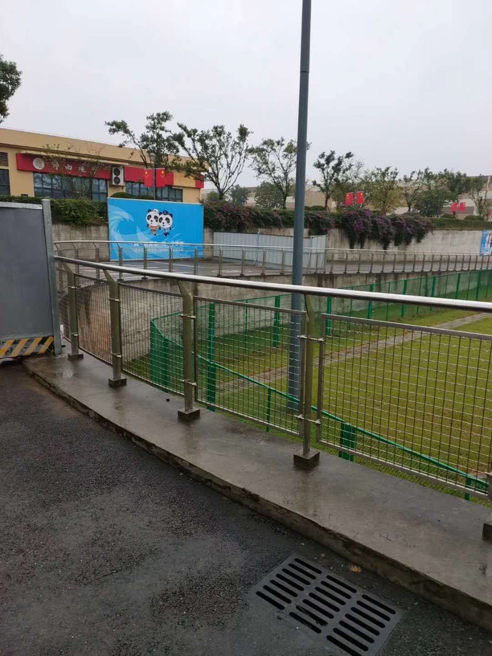 成都厂家定制304不锈钢网格护栏不锈钢跑道围栏不锈钢格栅