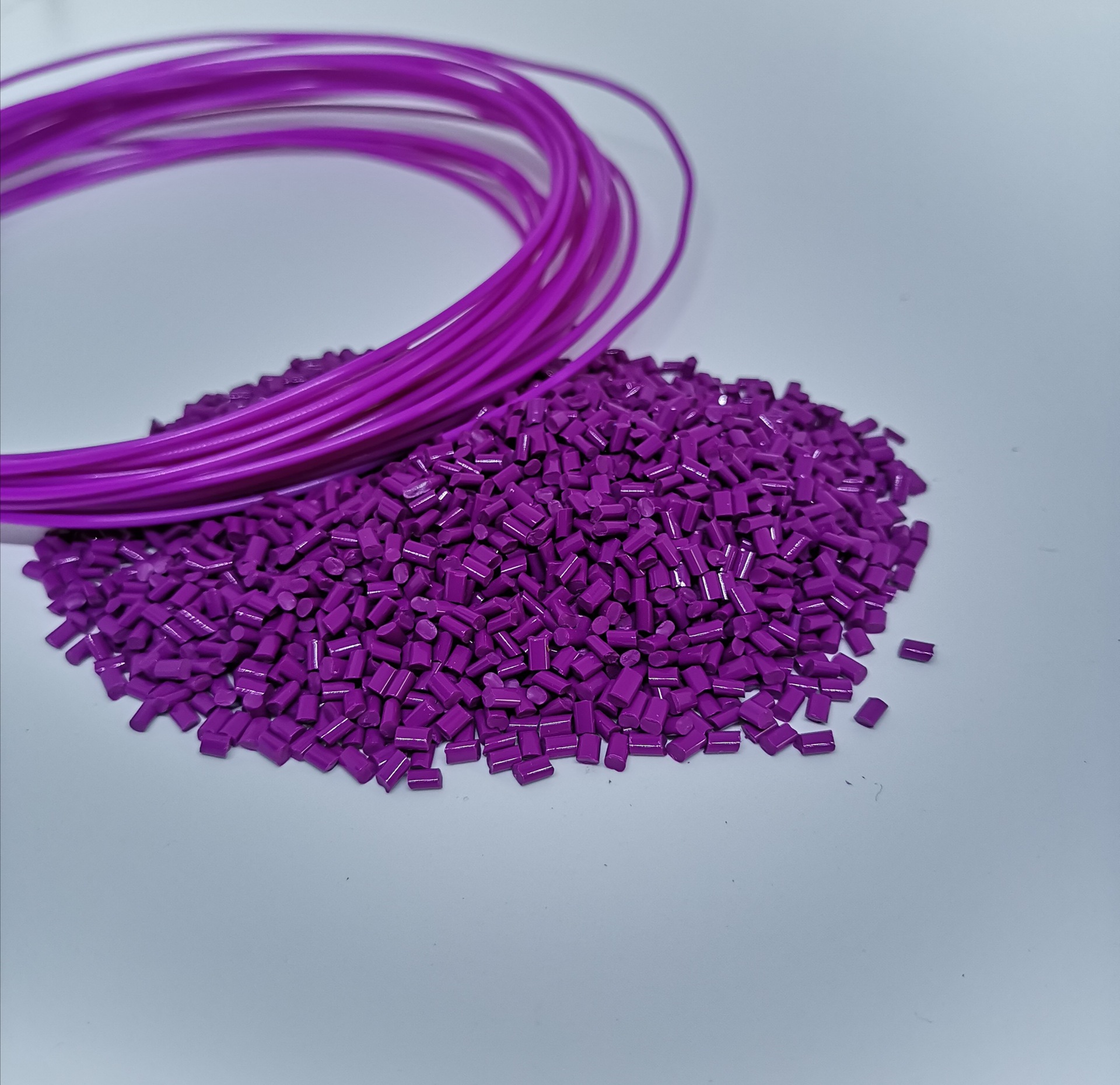 3d打印材料是最新兴起的新材料,我们研发的材料主要由pla,改性塑料