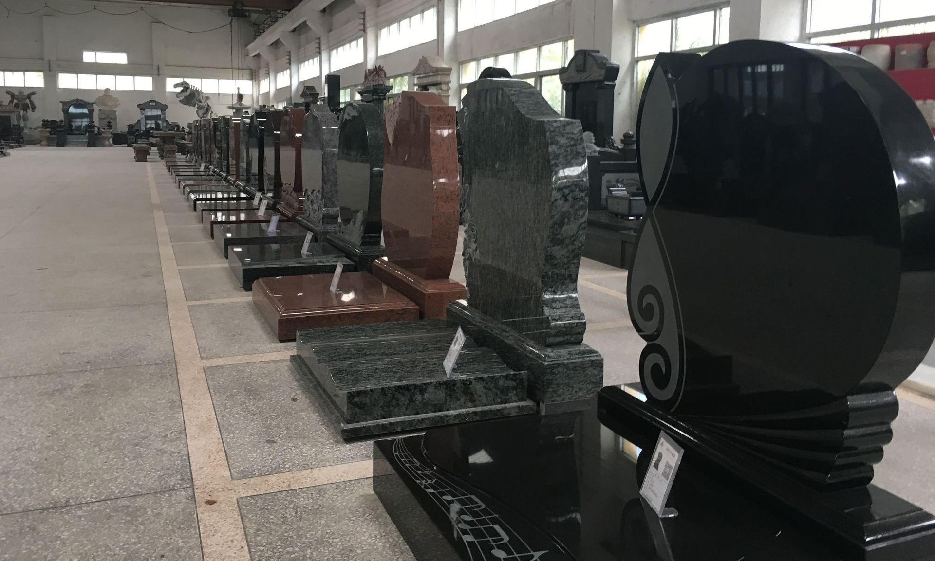 本厂墓碑采用福建多种天然石材加工制作而成,包含山西黑,芝麻黑,泉州