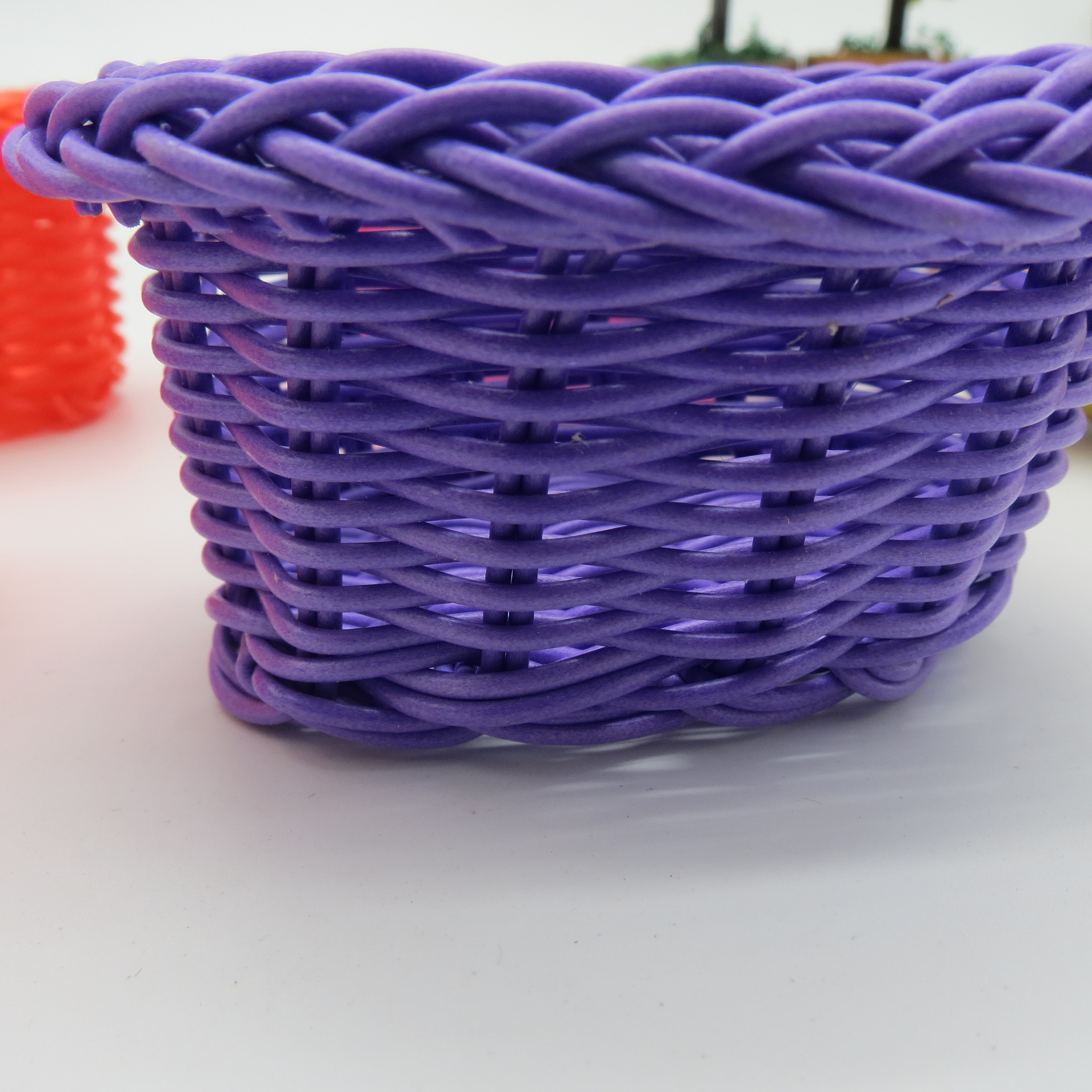 厂家定制手工编织迷你藤编小花篮 小号彩色塑料胶藤编织收纳篮