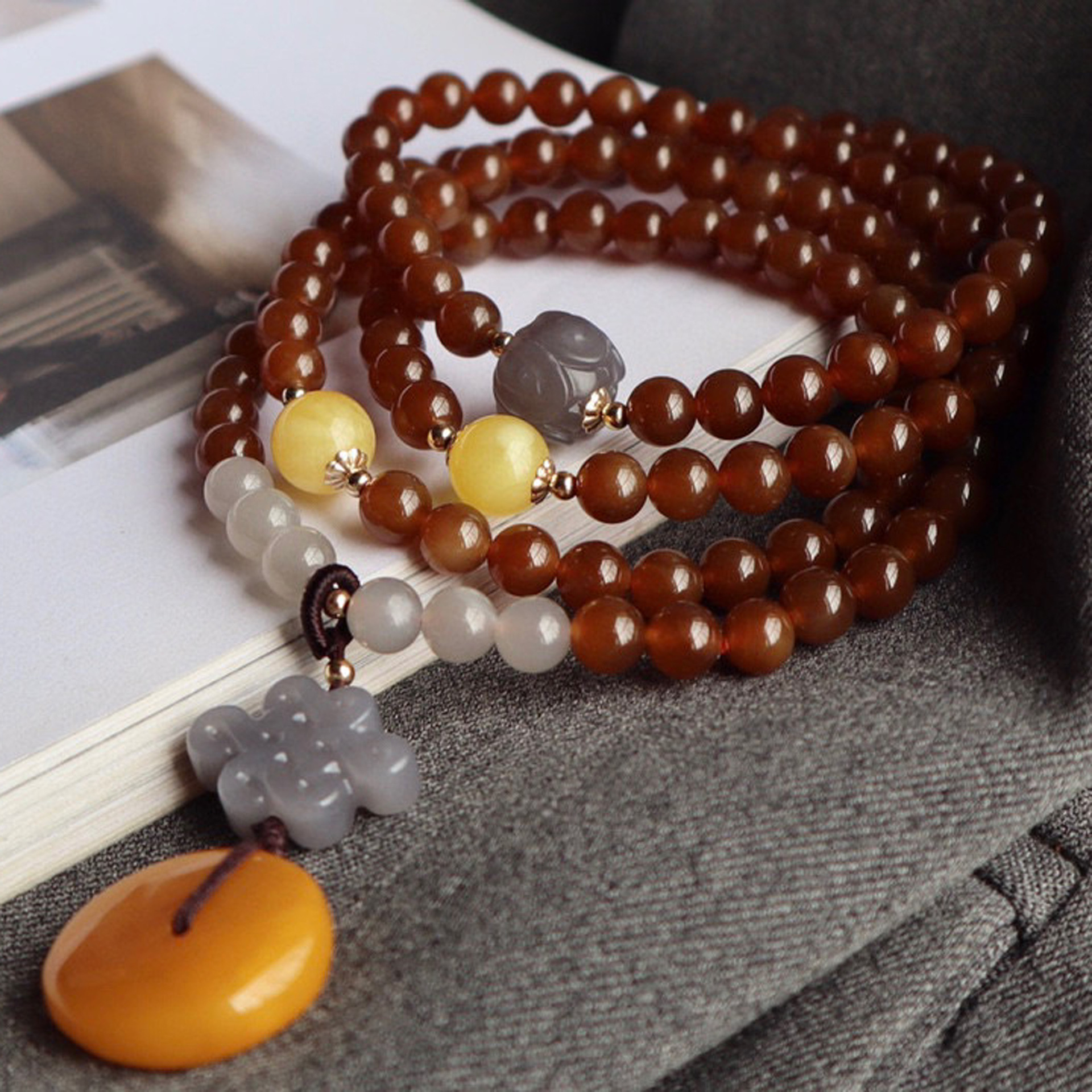 天然和田玉且末糖6mm四圈手链搭配中国结蜜蜡饼挂坠可当项链