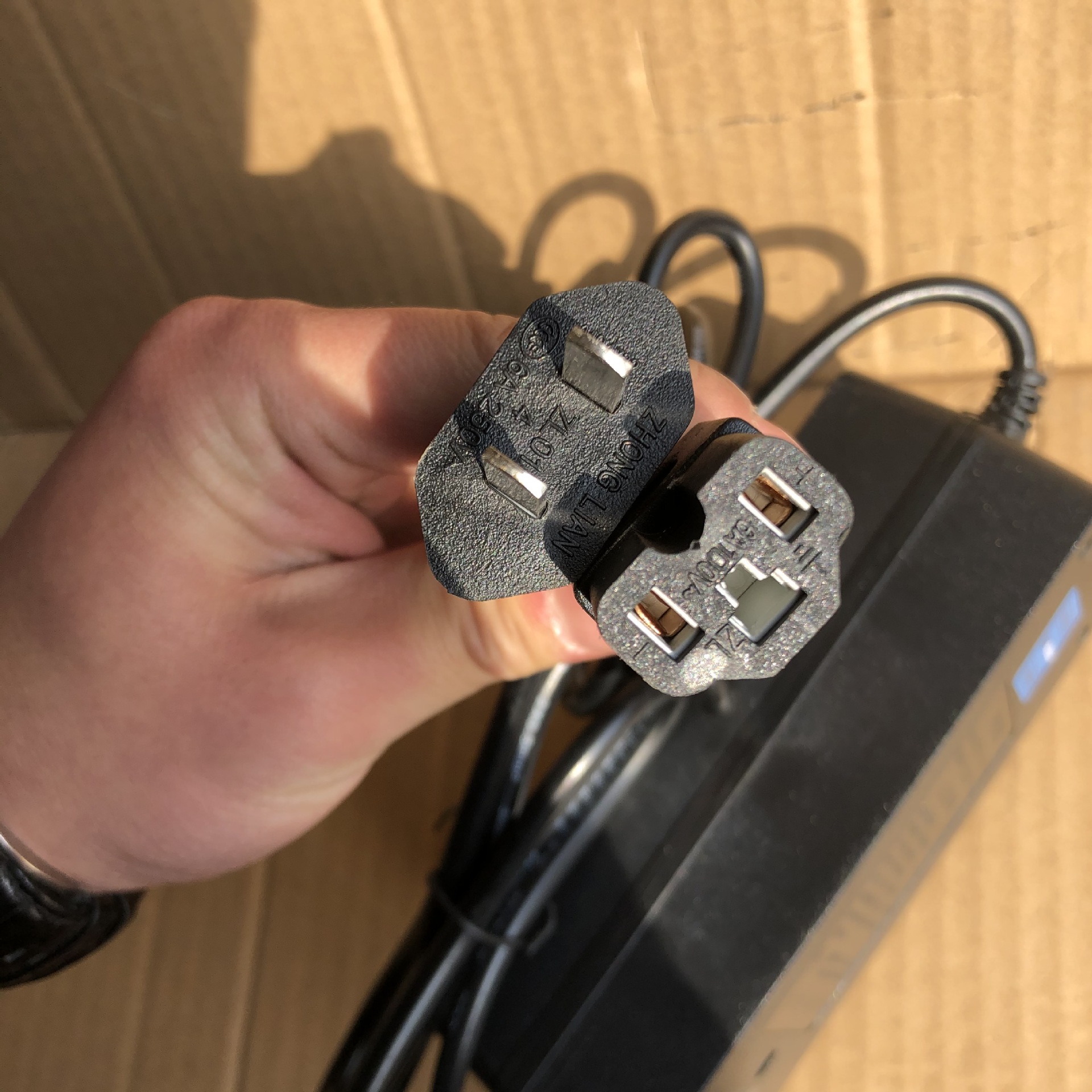 批发电瓶车三轮车充电器48v12ah-50ah充满自停多重保护电池充电器