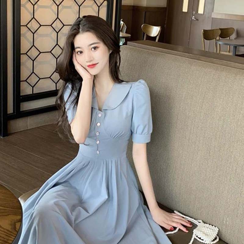 女浅色连衣裙图片