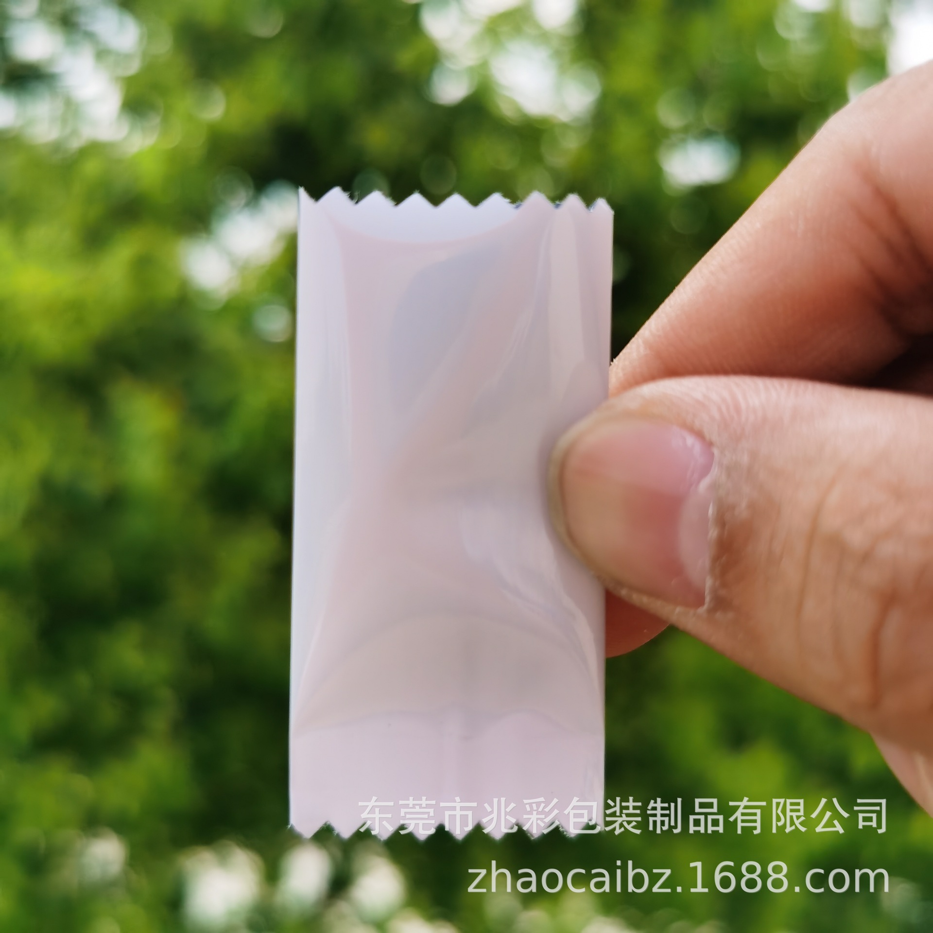 独立纯白色压片糖锯齿包装袋