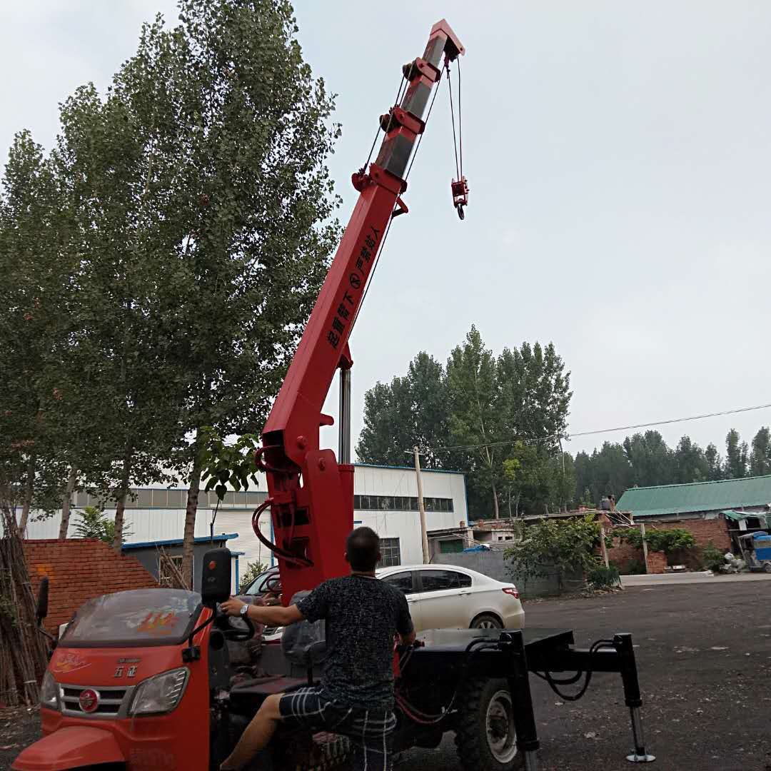 建筑吊机小型三轮吊 果园农用移动式三轮吊车 车载式三轮吊车