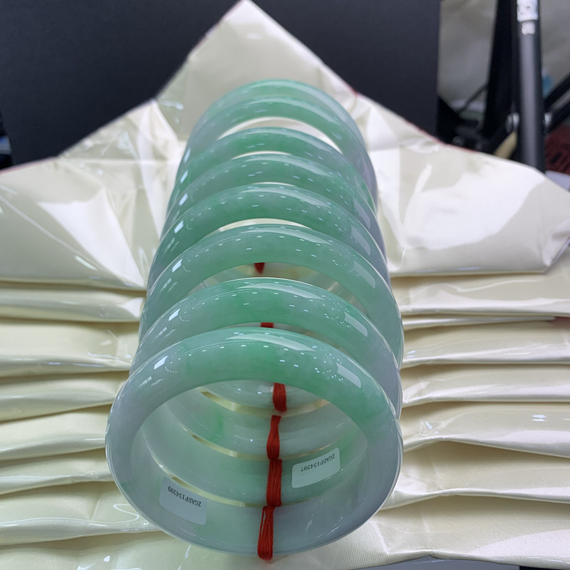 厂家直供缅甸翡翠手镯批发a货翡翠手镯阳绿细腻种水颜色兼备