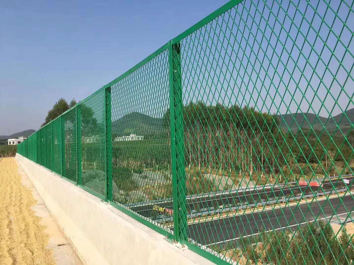 供应养殖绿化铁丝框架护栏网 高速公路隔离双边丝护栏网 圈地护栏