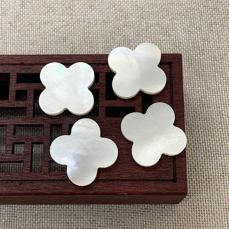 厂家直销热销天然珍珠贝母四叶草 简约白贝裸石diy饰品配件四叶草