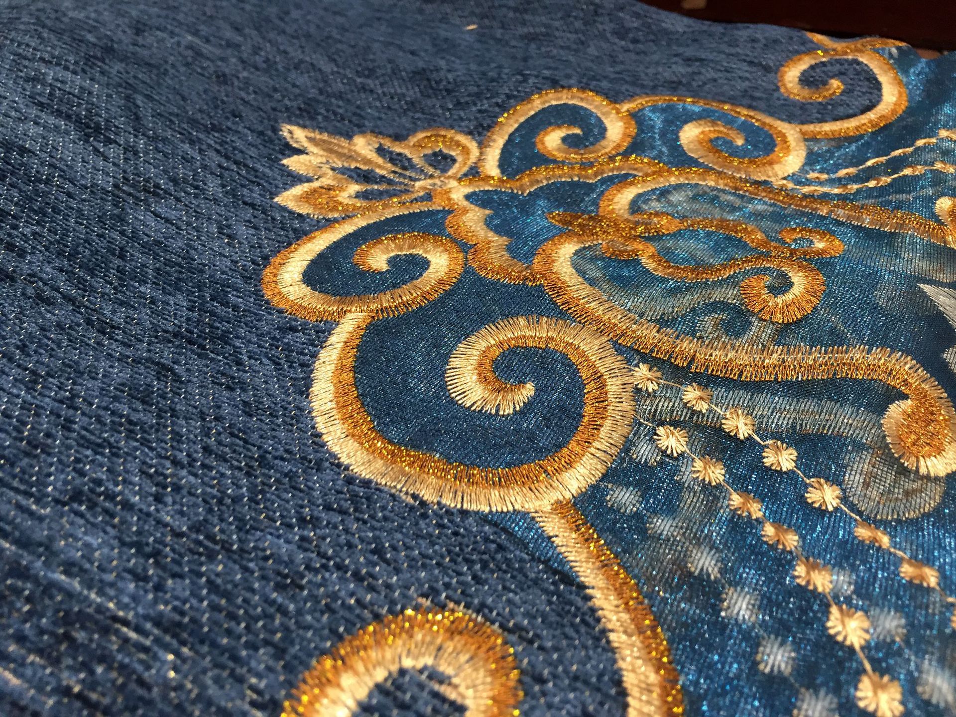 镂空辉煌灿灿欧式刺绣雪尼尔提花遮光窗帘绣花窗纱色婚房布料批发