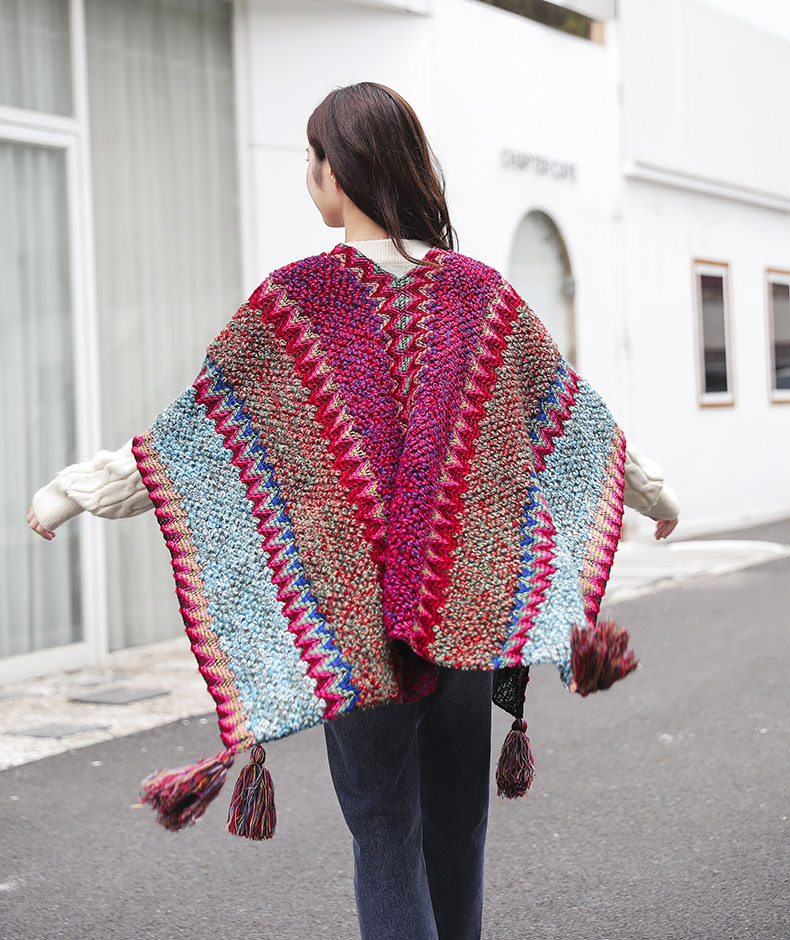 新款民族风斗篷披肩针织秋冬挂球围巾女大披风潮厂家直批一件代发