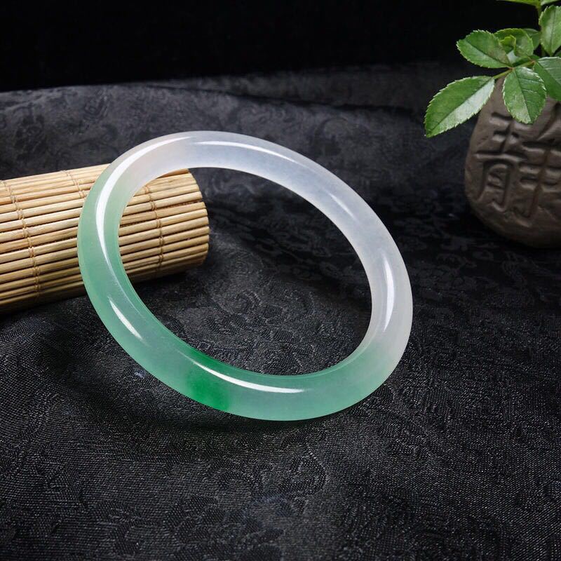 半山半水冰种翡翠色玉手镯网红手镯石英岩玉镯子细圆条美人镯