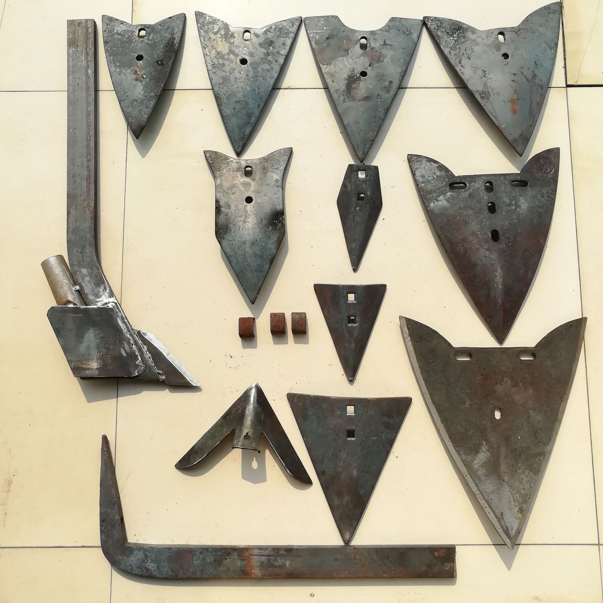 农机播种旋耕机配件犁尖铧尖犁头片三五铧犁耕地开沟犁钩犁腿耘锄