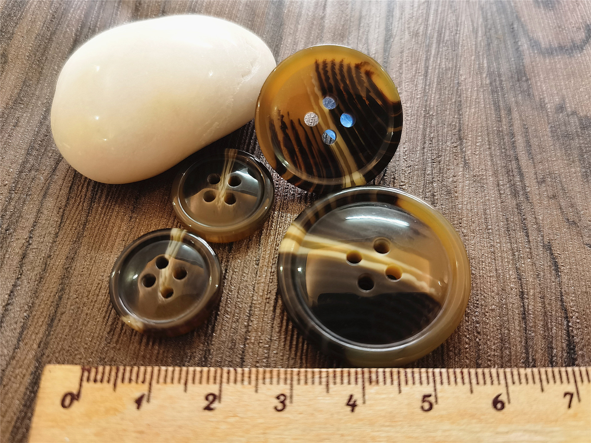 现货批发树脂米色黑黄混花细边元宝女式大衣亮光纽扣 扣子