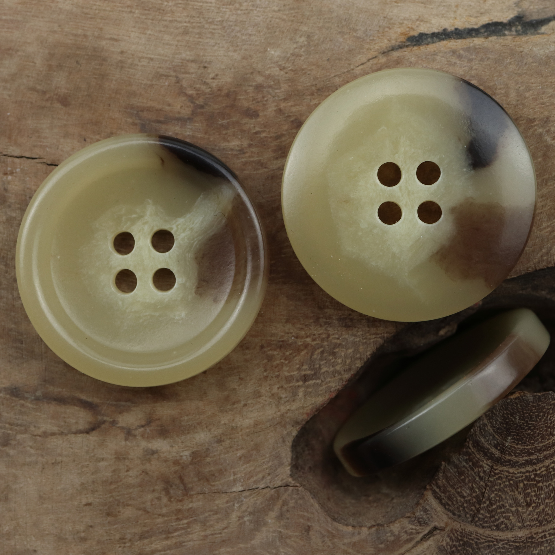 志禾现货 卡其黄牛角纹理棒花西装西服风衣毛呢羊绒大衣尿素纽扣