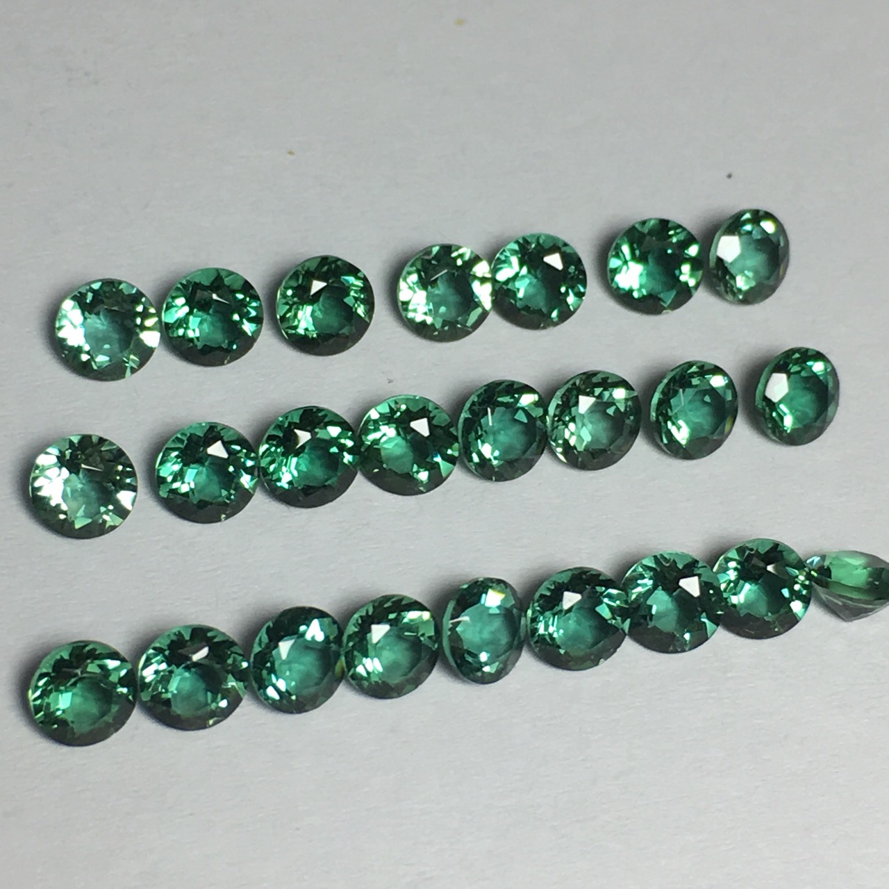 工厂批发压电蓝底绿晶 合成绿水晶 刻面成品合成绿水晶