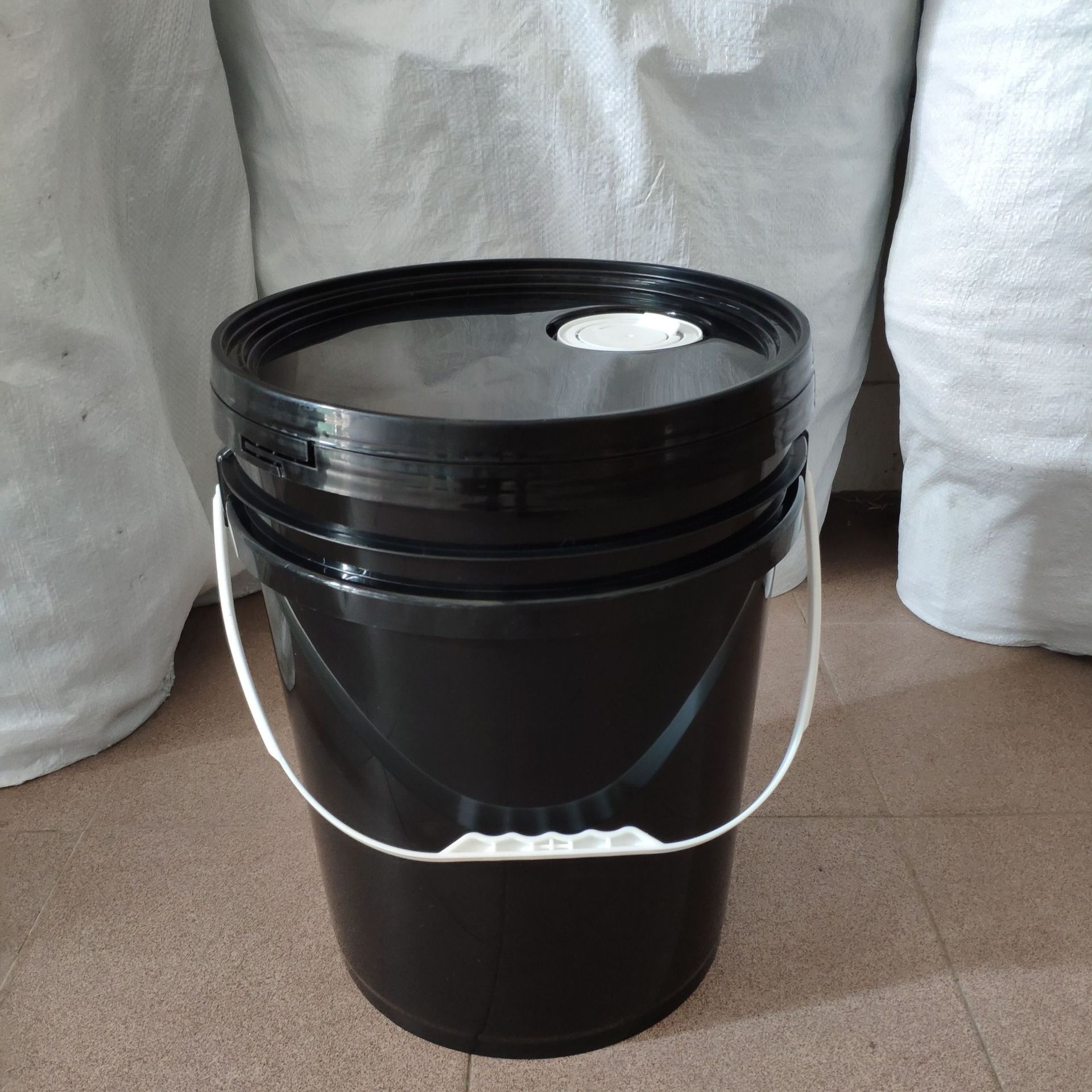 黑色油盖塑料桶20l升包装桶避光漂白水洗车液容器密封防漏