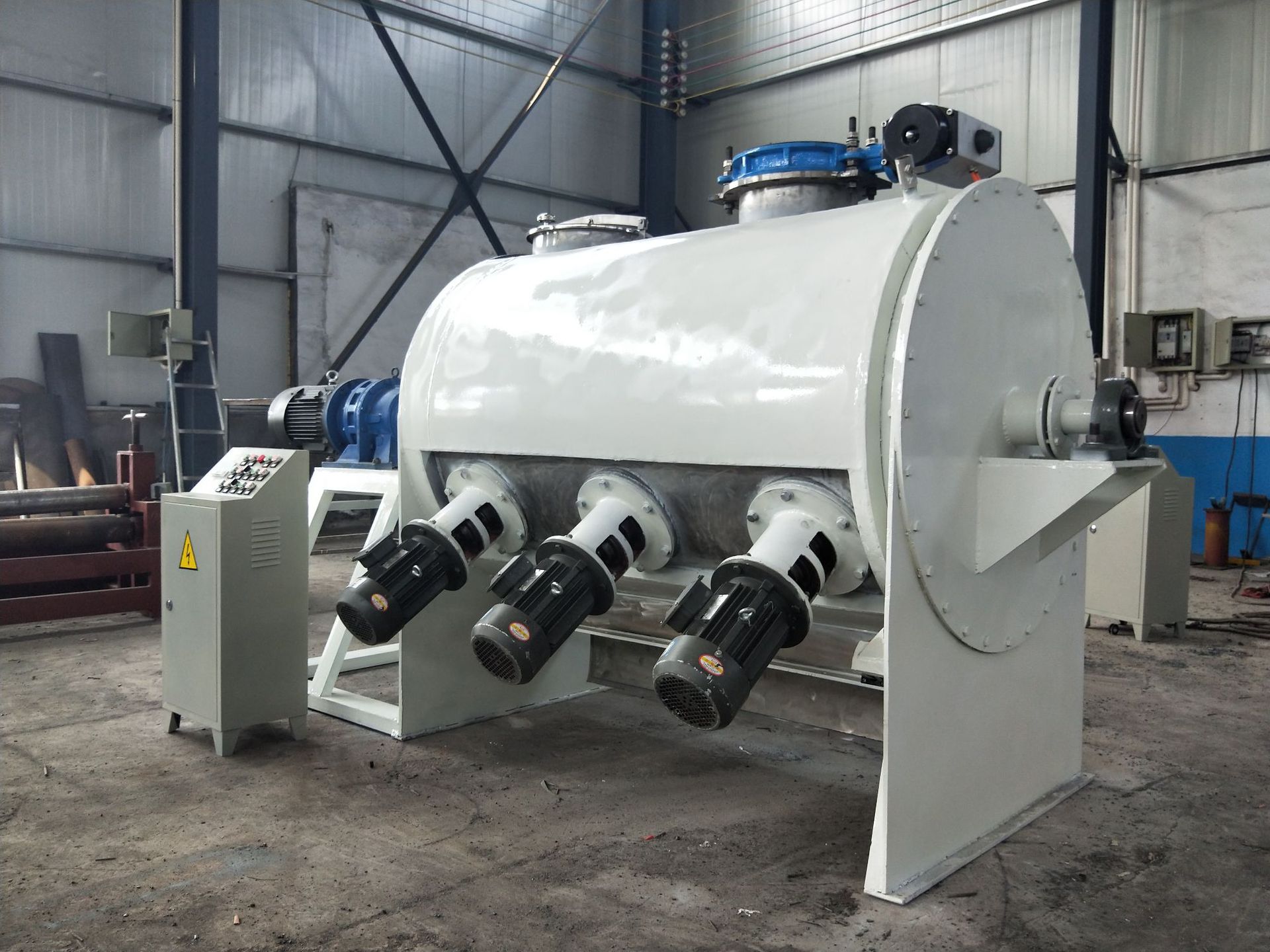 犁刀混合机是一种新型,高效粉体混合设备,根据材质可分为不锈钢蓝刀