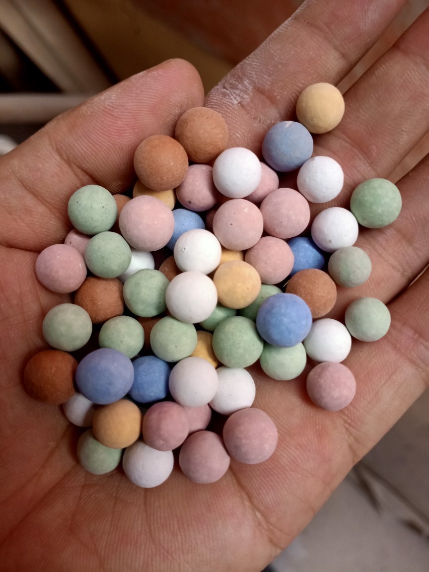 厂家直供陶碳球,彩色陶碳球,负离子陶碳球,彩色陶粒