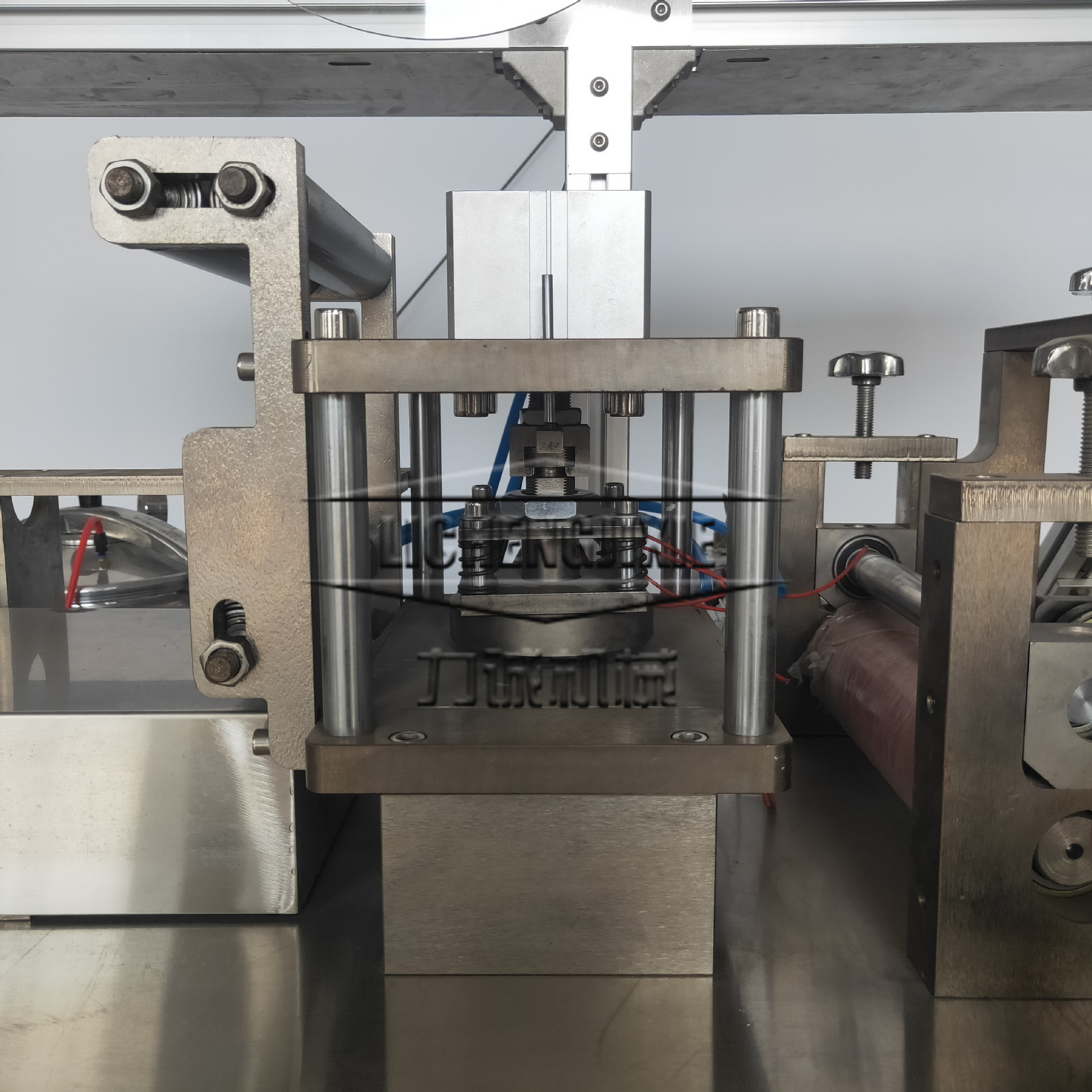 止血贴膏药机 穴位热敷贴膏药生产线 水凝胶全自动膏药机