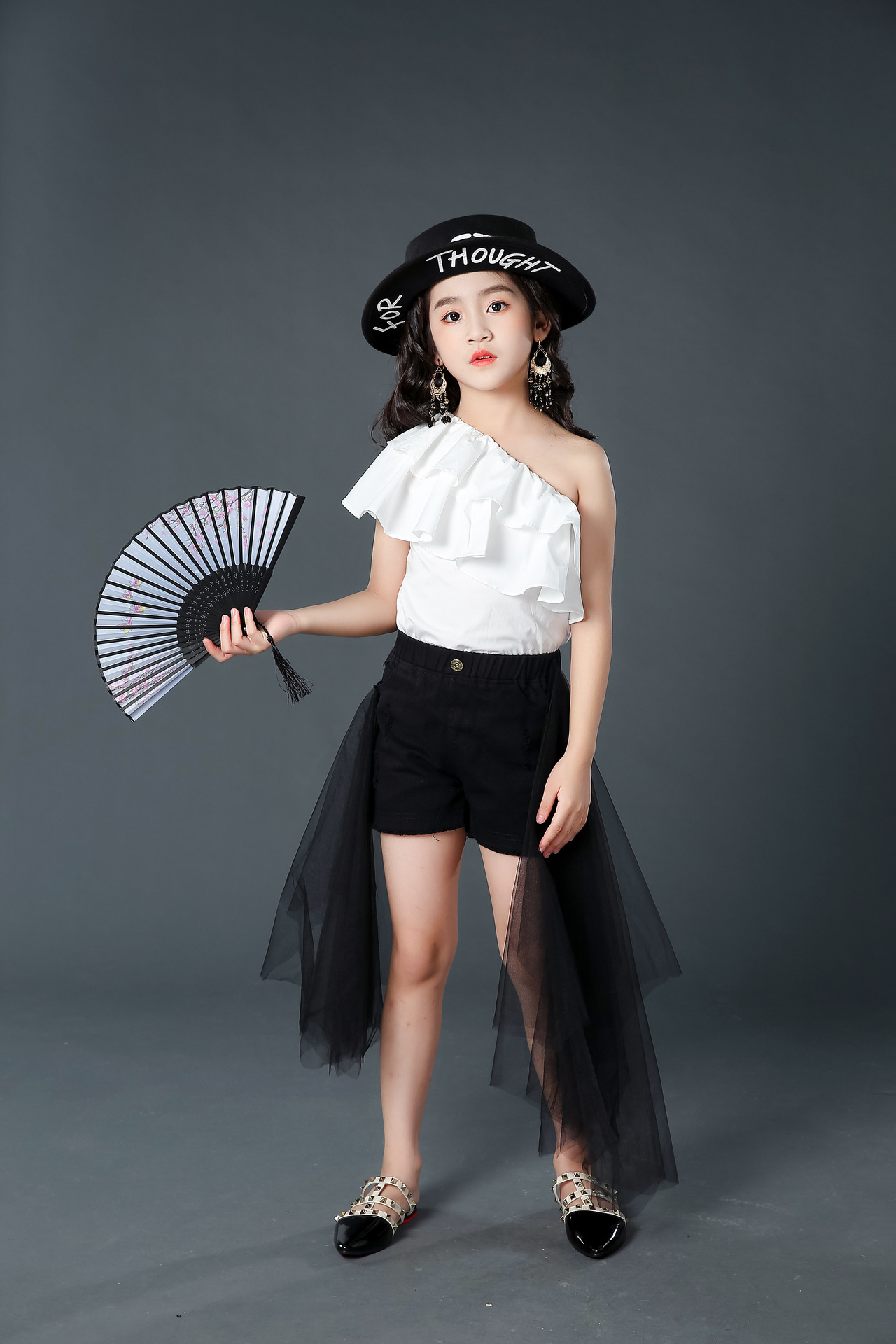 女童荷叶肩走秀潮服时尚儿童模特比赛演出服黑白色车模摄影酷礼服