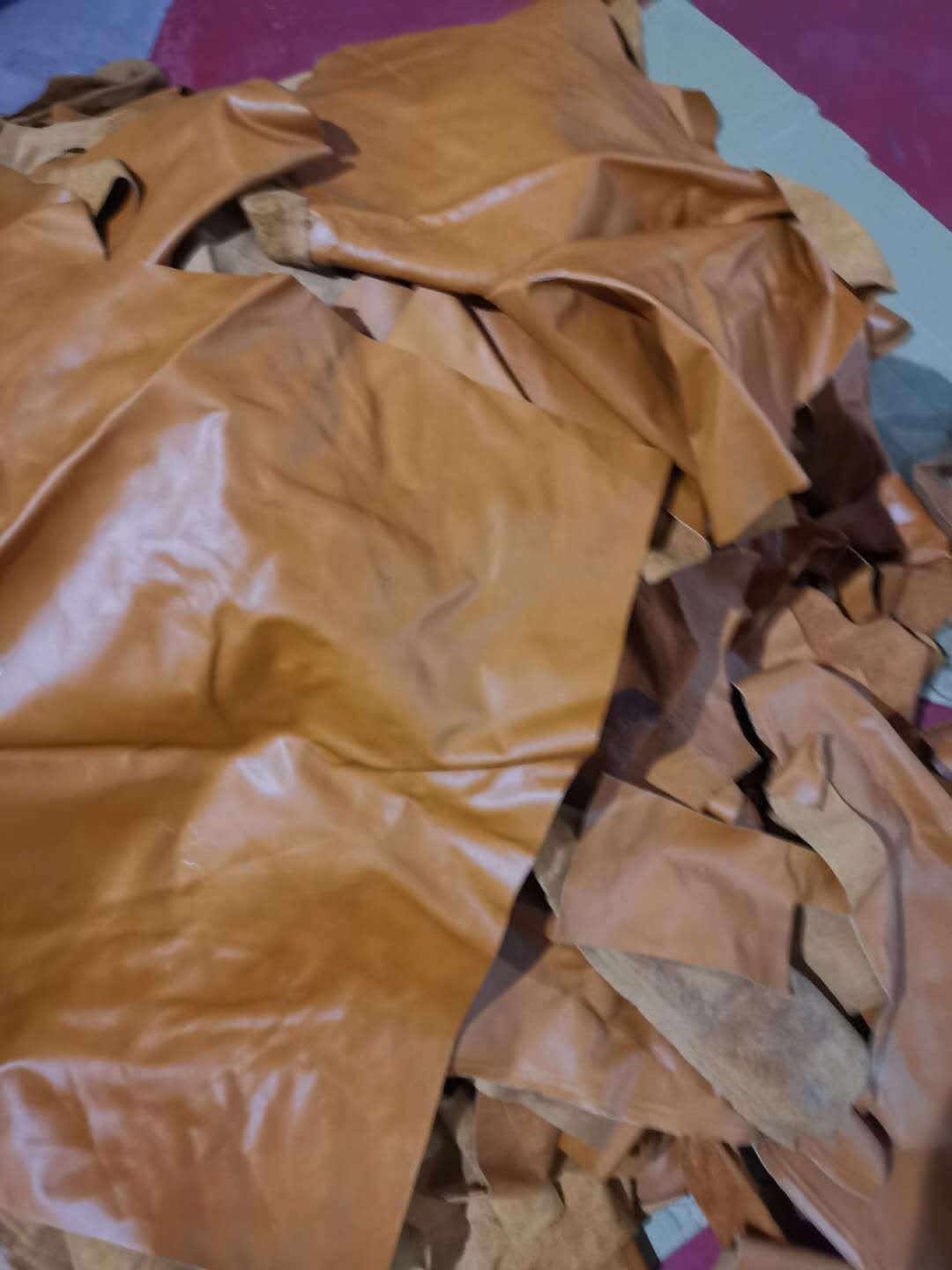 供应特大块黄色家私碎皮油皮碎牛皮沙发碎皮真皮边角料