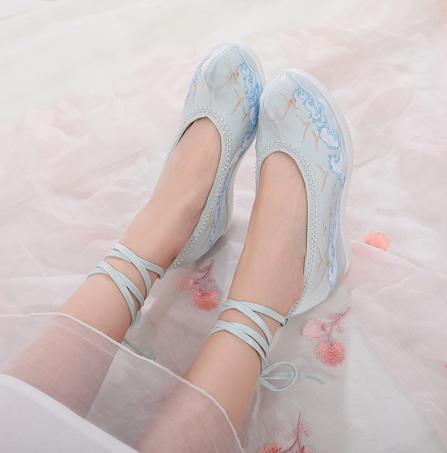 逐海7厘米古风汉服鞋女古代布鞋民族风配古装绣花鞋坡跟翘头弓鞋