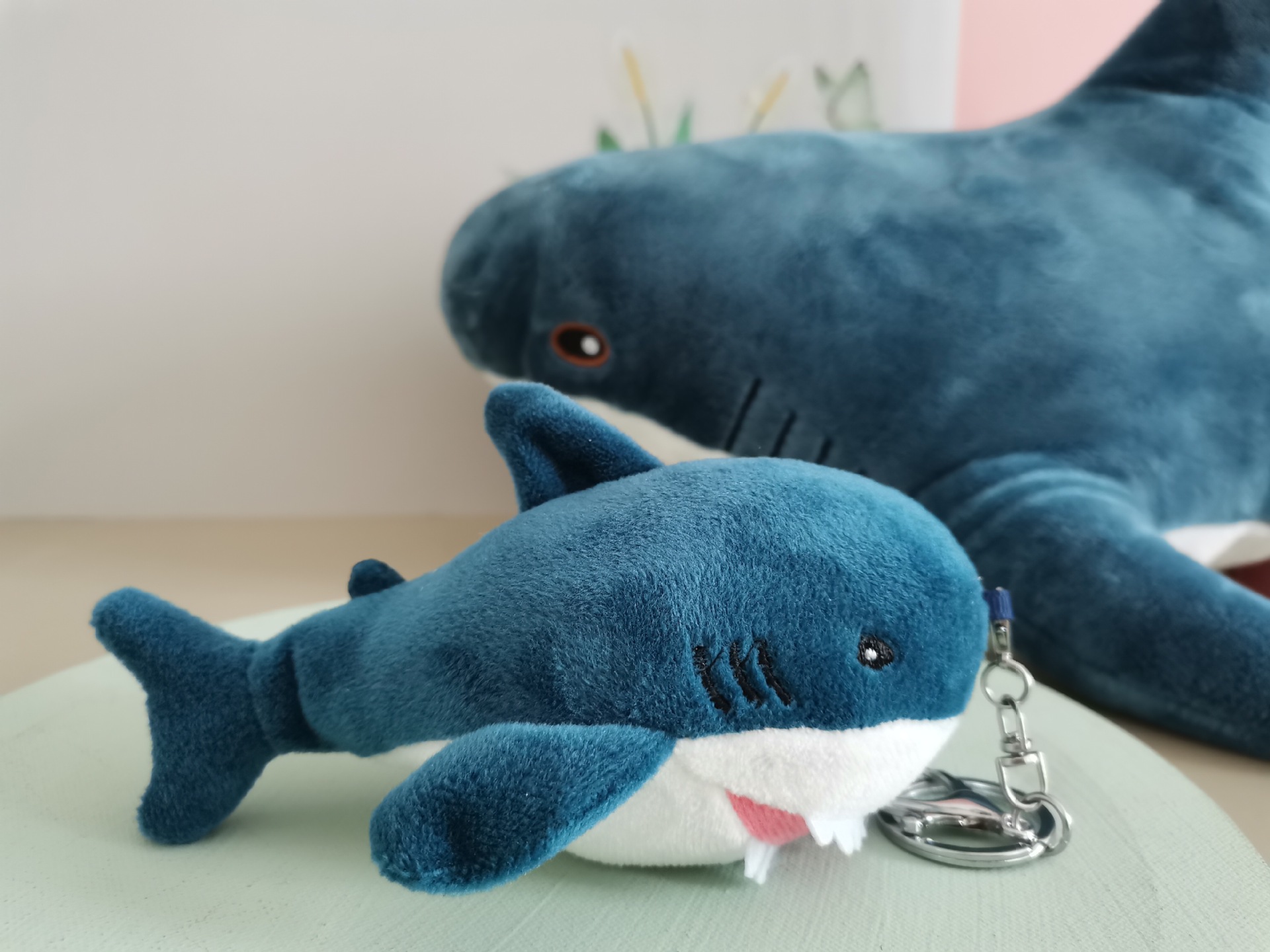 可爱卡通鲨鱼公仔拍照装饰神器毛绒玩具床上玩偶网红挂件批发代发