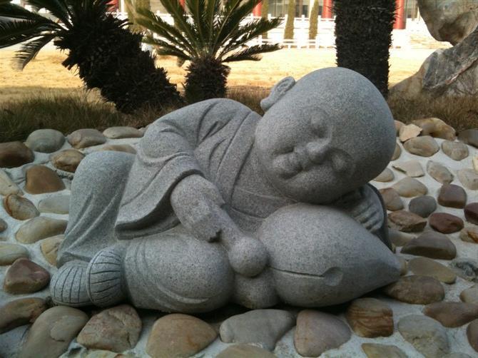 花岗岩人物雕刻石雕小沙弥扫地小和尚玩闹嬉戏公园摆件园林摆件