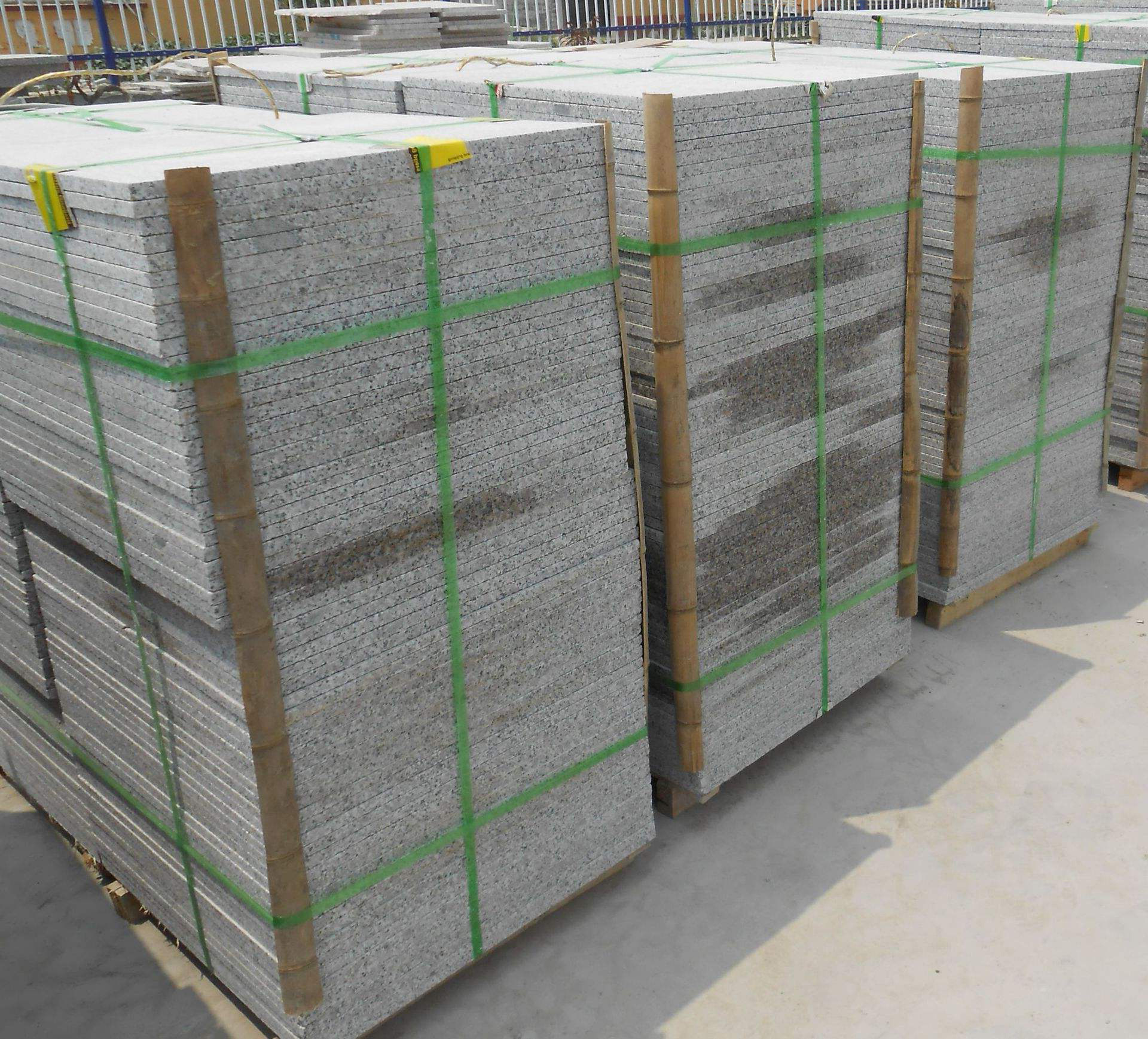 五莲花花岗岩火烧板 浅灰3公分石材火烧板定制 地面铺路石材工程