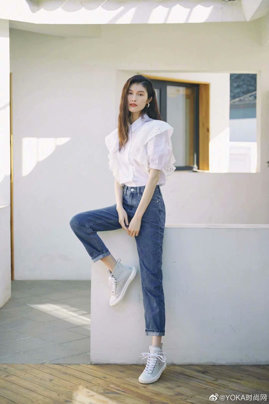 2020夏季新款女装何穗明星同款百搭气质翻领泡泡袖刺绣荷叶边衬衫