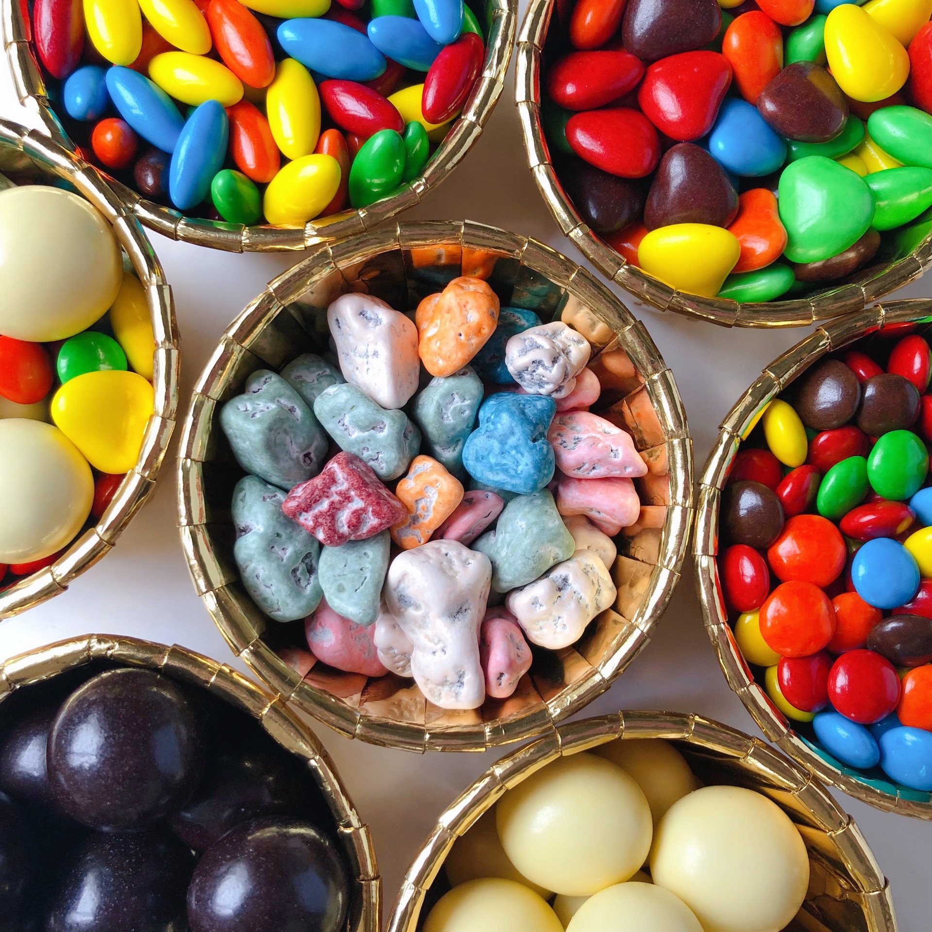 现货批发彩色巧克力糖豆七彩虹糖石头小橄榄糖甜品蛋糕装饰烘焙