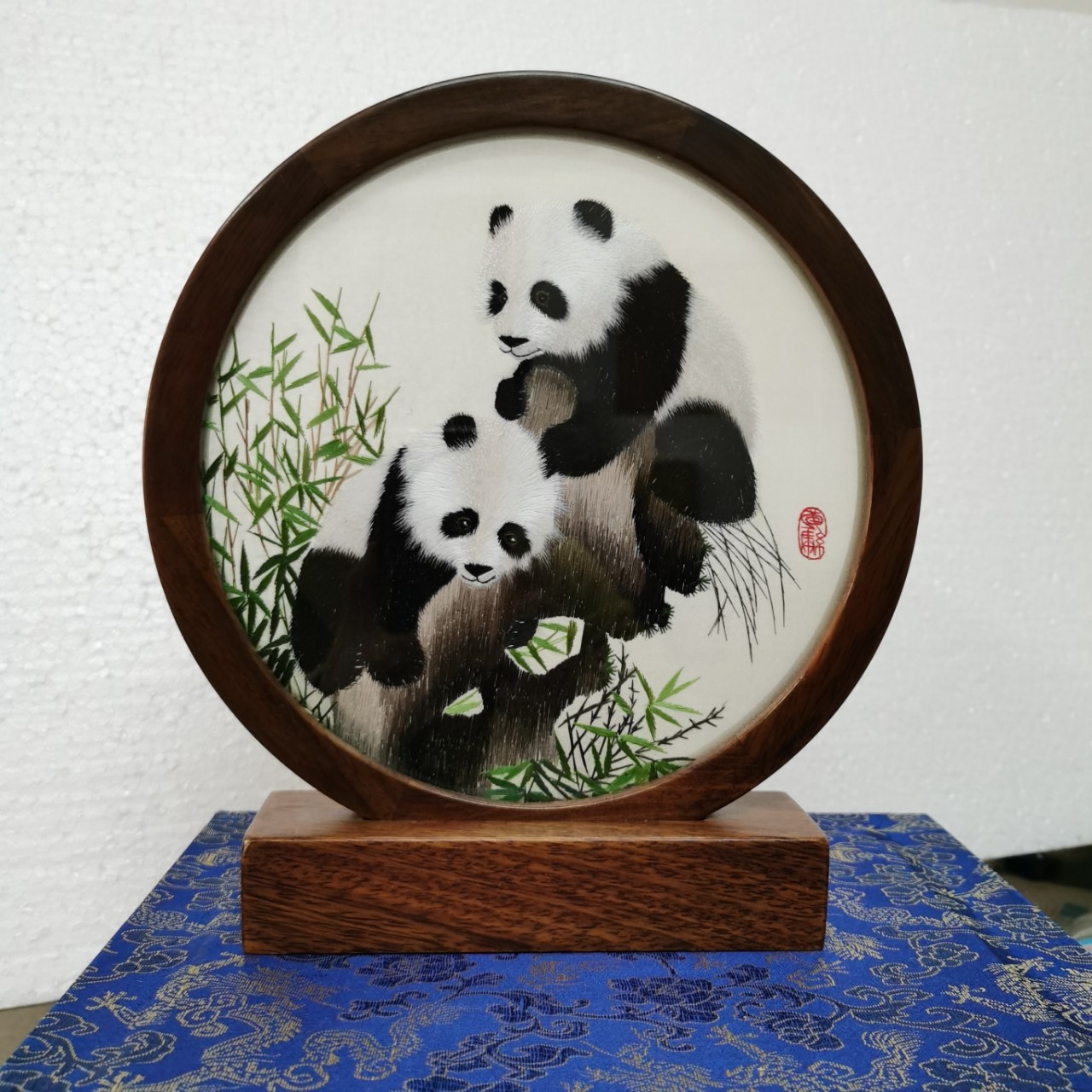 蜀绣双面绣熊猫礼品花梨木本色木框新款加logo蜀绣批发